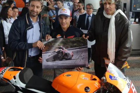 un_momento_dello_scorso_anno_quando_il_campione_mondiale_motogp_marc_marquez_autografo_la_foto_piu_fortunosa_di_tino_martino.jpg