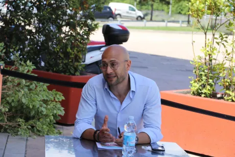 vi_vogliamo_bene_la_conf_stampa_ale_befane_shopping_centre2.jpg