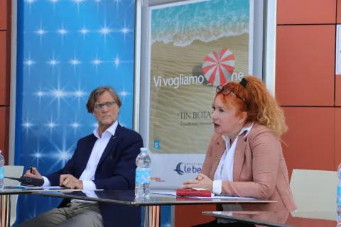 vi_vogliamo_bene_la_conf_stampa_ale_befane_shopping_centre4.jpg
