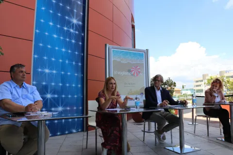 vi_vogliamo_bene_la_conf_stampa_ale_befane_shopping_centre5.jpg