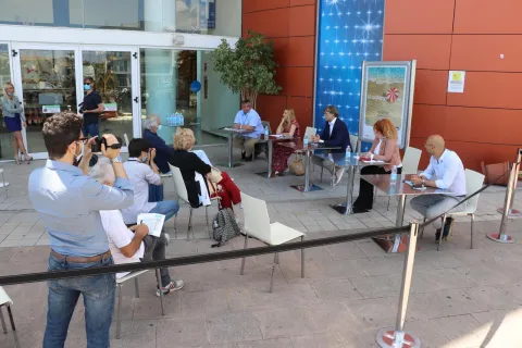 vi_vogliamo_bene_la_conf_stampa_ale_befane_shopping_centre6.jpg