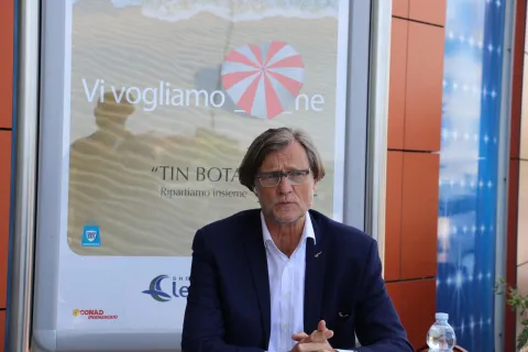 vi_vogliamo_bene_la_conf_stampa_ale_befane_shopping_centre7.jpg