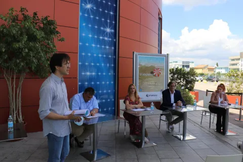 vi_vogliamo_bene_la_conf_stampa_ale_befane_shopping_centre8.jpg