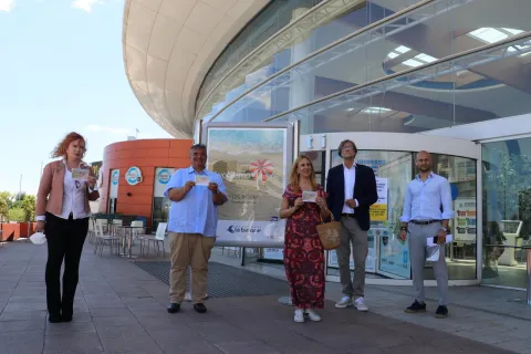 vi_vogliamo_bene_la_conf_stampa_ale_befane_shopping_centre_.jpg