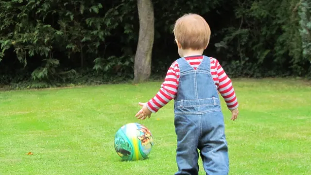 bimbo che gioca al parco