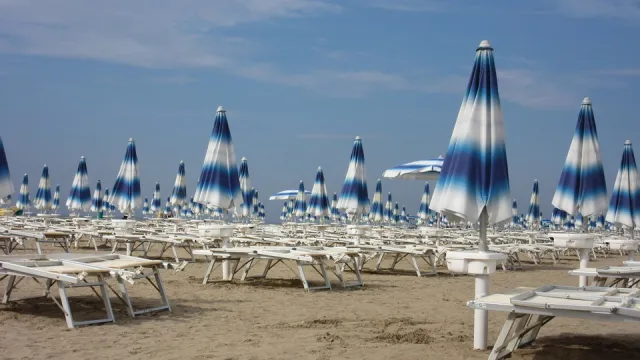 spiaggia con ombrelloni