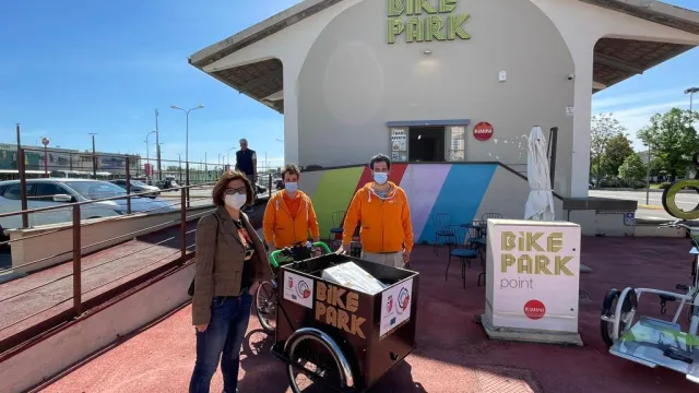 Una cargobike carica di libri 