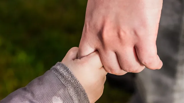 mani bambino e adulto