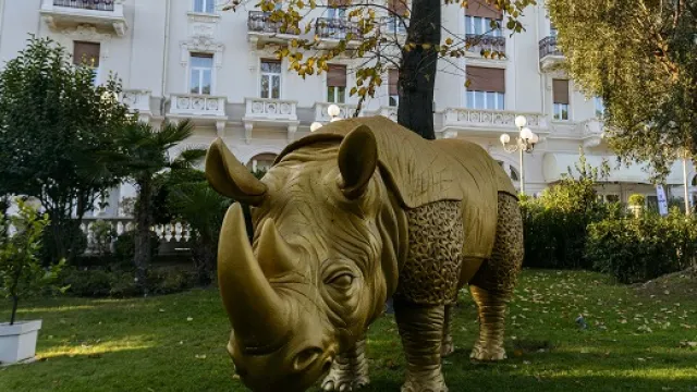 Rinocerontessa nel giardino del Grand Hotel