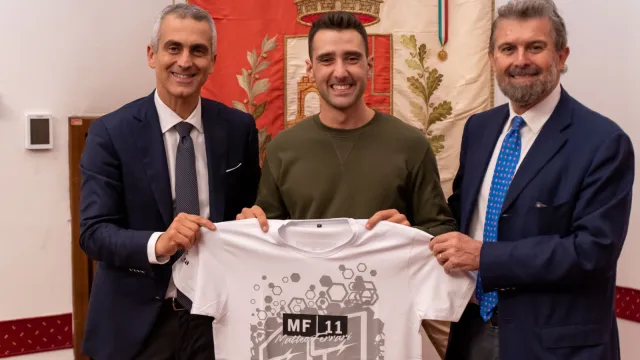 Matteo Ferrai in residenza comunale, ricevuto dal sindaco Jamil Sadegholvaad e assessore Moreno Maresi