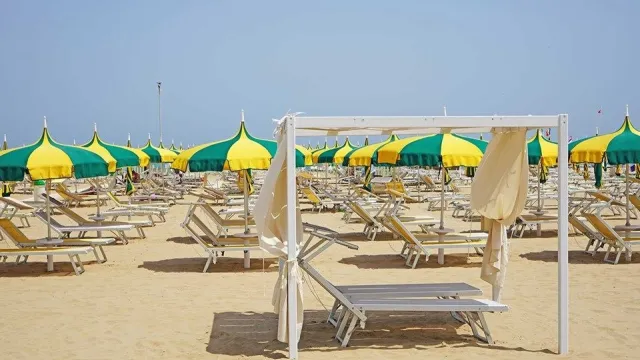 spiaggia con ombrelloni