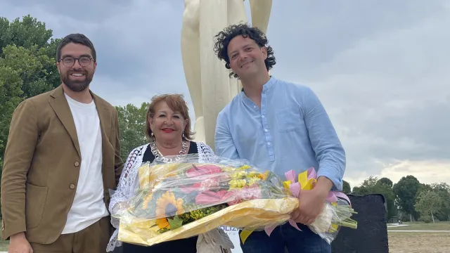 la madre di Marco Pantani davanti alla statua del figlio