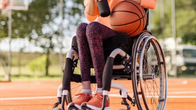 ragazza disabile in carrozzina