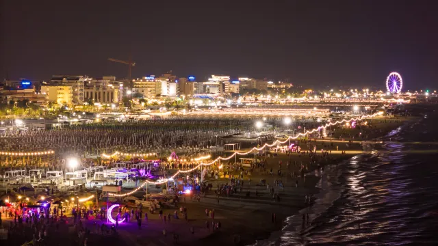 lungomare di rimini di notte