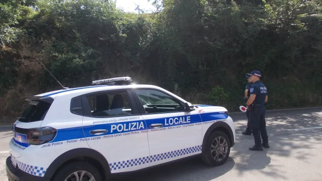 posto di controllo con nuovo mezzo della PL.JPG