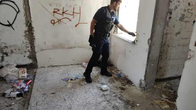 blitz polizia locale in struttura trasformata in rifugio