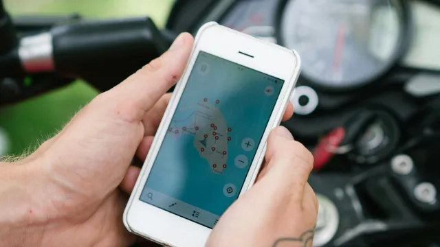 motociclista con telefonino