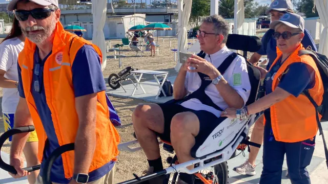  Spiaggia libera tutti lancia “Cammina con noi”, visite guidate in Joelette