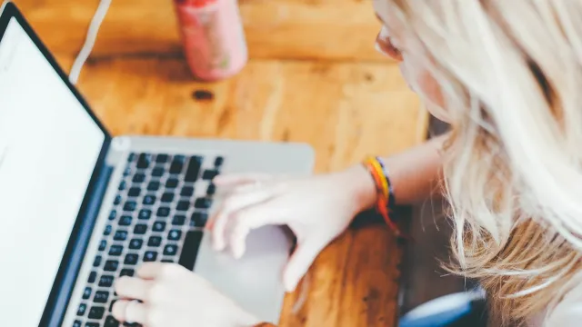 ragazza al computer