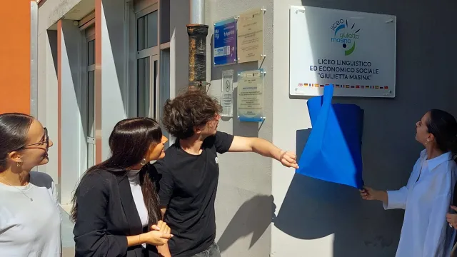 intitolazione liceo linguistico es giulietta masina lo scoprimento della targa