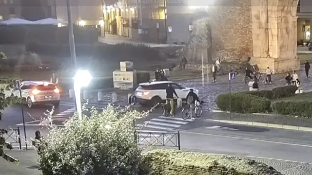 Auto sfonda pilastro Arco Augusto