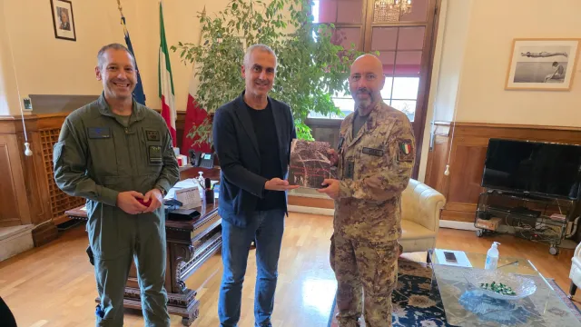 Sindaco con Comandanti 7° Reggimento AVES Vega.jpeg