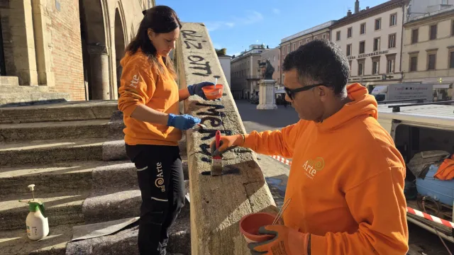 rimozione scritta scala tra Palazzo del Podestà