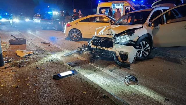 speronamento auto civetta vigili arresto per resistenza