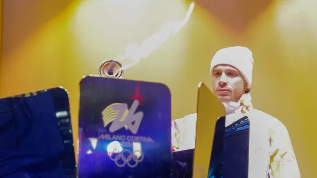 Marco Bezzecchi al braciere olimpico 