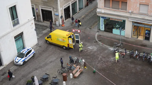 Centro storico: sversamento di olio da mezzo per la raccolta rifiuti