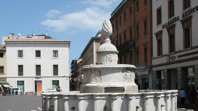 fontana della pigna