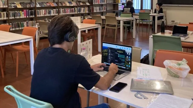 una sala studio e consultazione