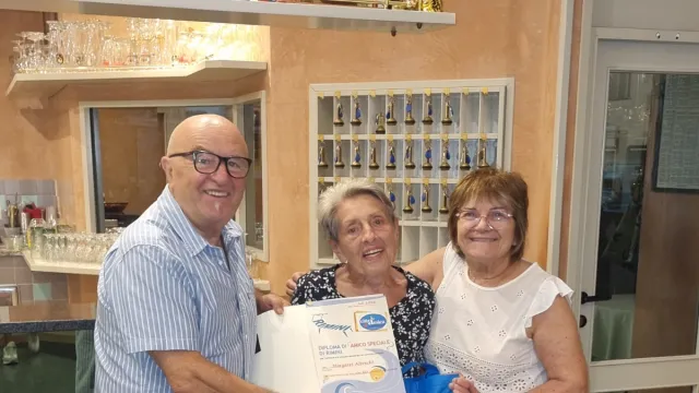 Torre Pedrera celebra 60 anni di fedeltà: premiata la 92enne Margaret, storica turista dell'Hotel Conti