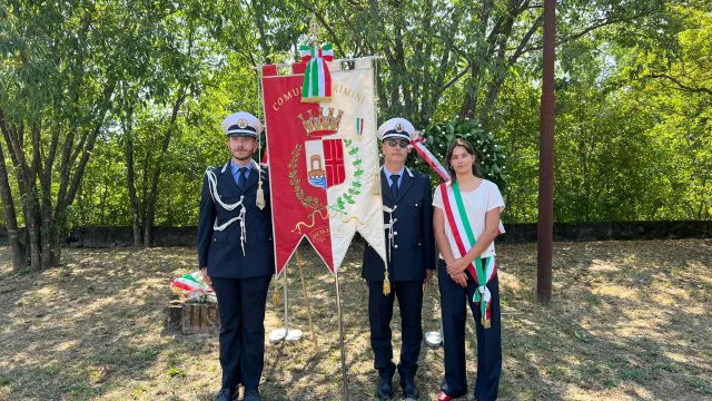 gonfalone a Fossoli con asssessora Mattei