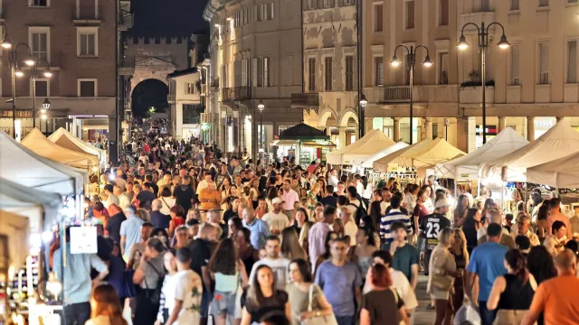 Rimini Shopping Night piazza Tre Martiri