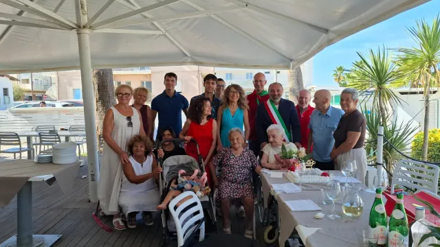 Cento anni  di Claudia Frisoni