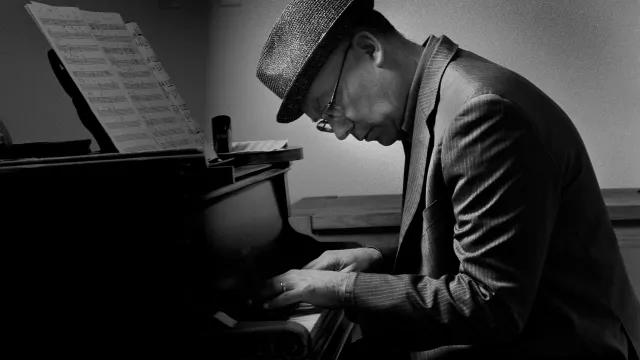 Wayne Horvitz BW Playing - Tom Chargin