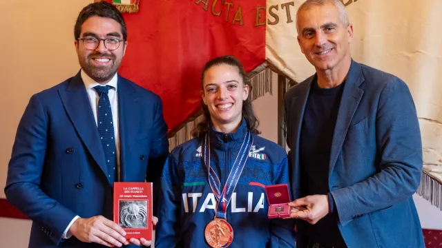 Premiazione Valentina Arlotti da parte del Sindaco Sadegholvaad e Assessore Lari