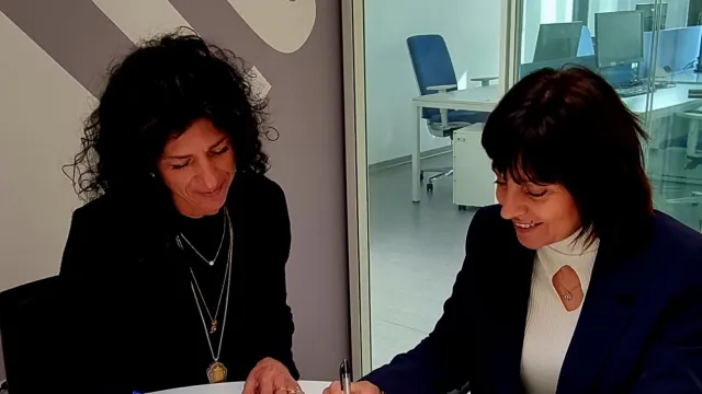 firma con Vicesindaca Chiara Bellini e Sindaca Daniela Tebasti