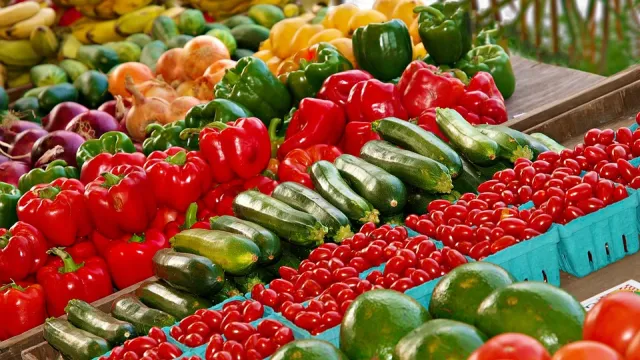 banco di frutta e verdura al mercato coperto