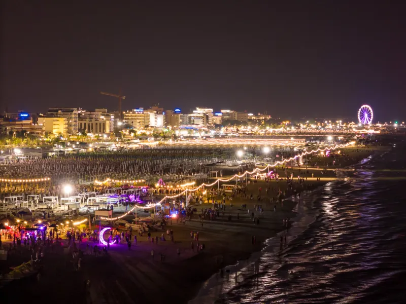 lungomare di rimini di notte