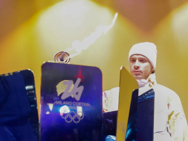 Marco Bezzecchi al braciere olimpico 