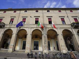 Palazzo Garampi con bandiere a mezz'asta