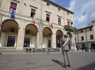 Palazzo Garampi con bandiere a mezz'asta