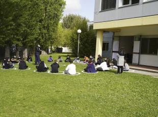 le lezioni nel giardino della scuola bertola