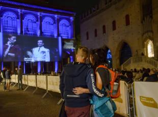 Ieri sera al Teatro Galli l’emozionante debutto del nuovo allestimento di “Aroldo”. Domenica 29 agosto la replica, in piazza Cavour il maxischermo
