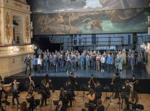 Ieri sera al Teatro Galli l’emozionante debutto del nuovo allestimento di “Aroldo”. Domenica 29 agosto la replica, in piazza Cavour il maxischermo