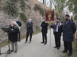 commemorazione vittime uno bianca 