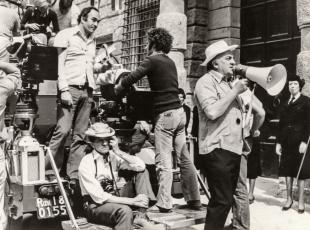 Federico Fellini sul set, tratte dal fondo Davide Minghini della Biblioteca Gambalunga di Rimini