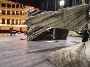 allestimento della scenografia del "Manon Lescaut" al Teatro Galli 